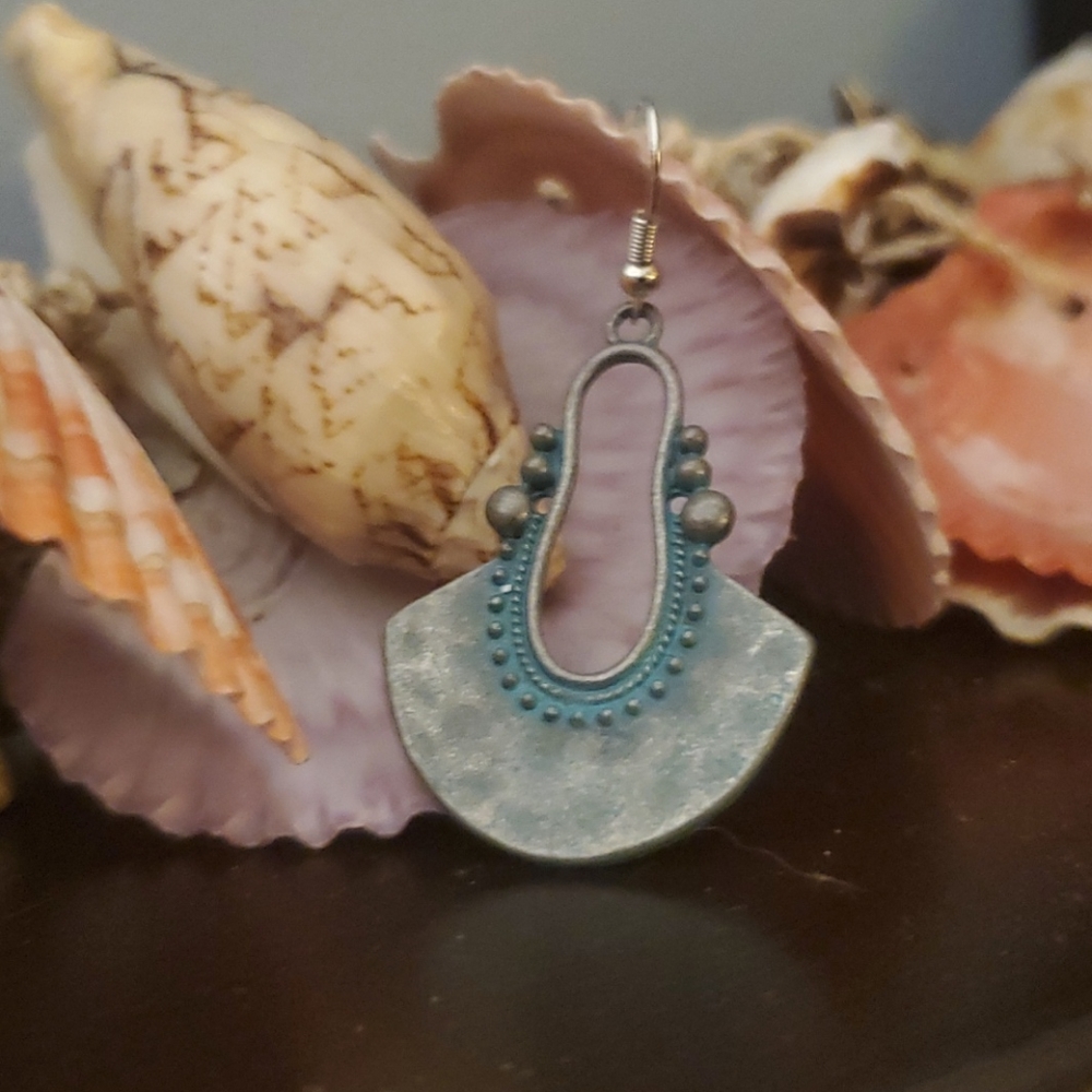NEW LISTING ONLY 1 PAIR OF THESE Stuning antique  looking earrings